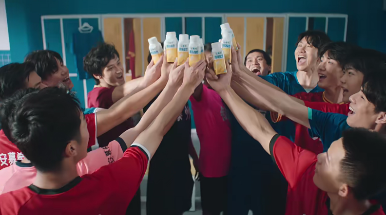 请苏有朋当苏超“劝架大使”，安慕希太会玩了！